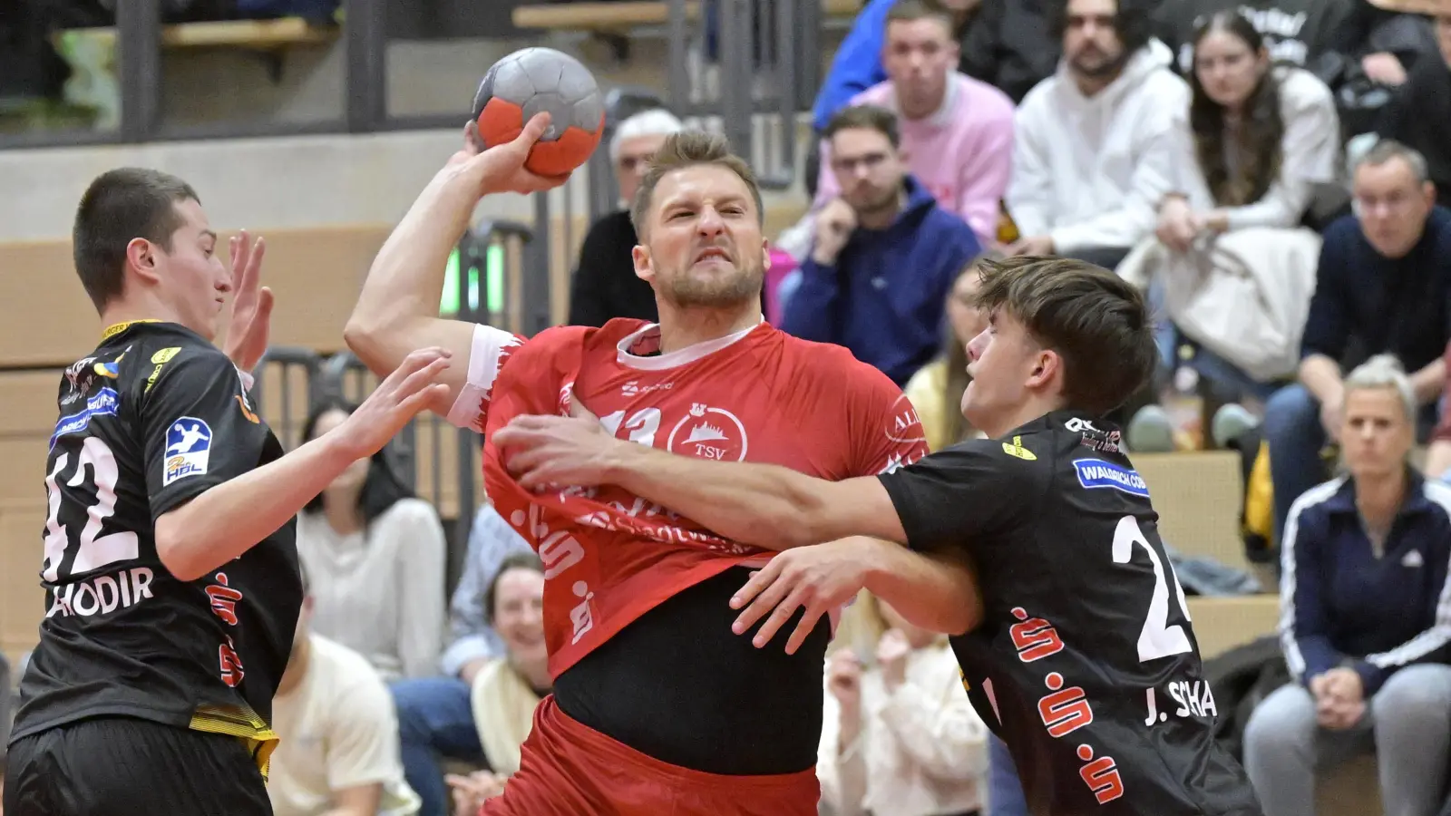 Dass Dennis Orf (in Rot, hier im Spiel gegen Coburg II) gegen München kurzfristig doch mitwirken konnte, war für Rothenburg eine gute Nachricht. (Foto: Martin Rügner)