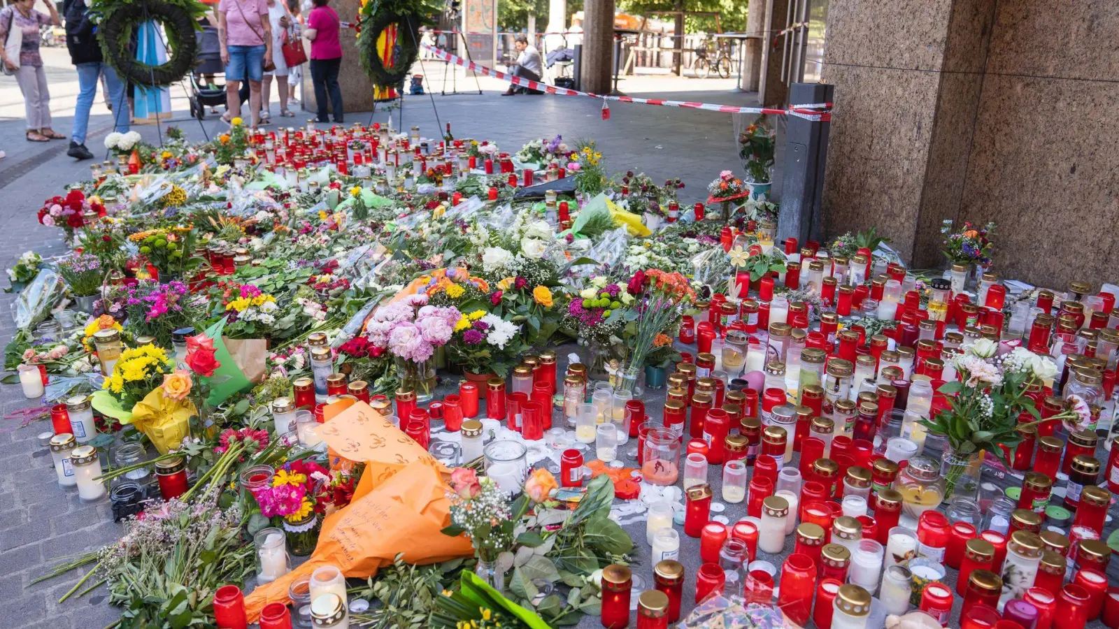 Die Anteilnahme nach dem Messerangriff von Würzburg 2021 war groß. (Archivbild) (Foto: Nicolas Armer/dpa)