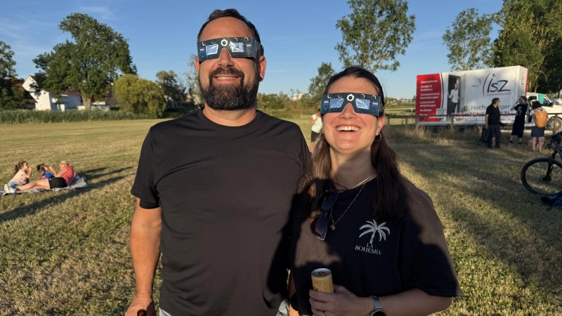 Wohl denen, die sich – wie dieses Paar in Neuses bei Ansbach – rechtzeitig eine Schutzbrille besorgt hatten. Denn die waren am Mittwoch fast überall ausverkauft. (Foto: Lara Hausleitner)
