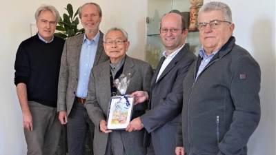 Ein kleines Bild, das noch in den Koffer passt: Mit diesem Geschenk verabschiedeten sich Dr. Jörg Christöphler, Dieter Kölle (von links) sowie Kurt Förster und Dr. Markus Naser (von rechts) von dem Künstler Eiichi Takeyama. (Foto: Simone Hedler)