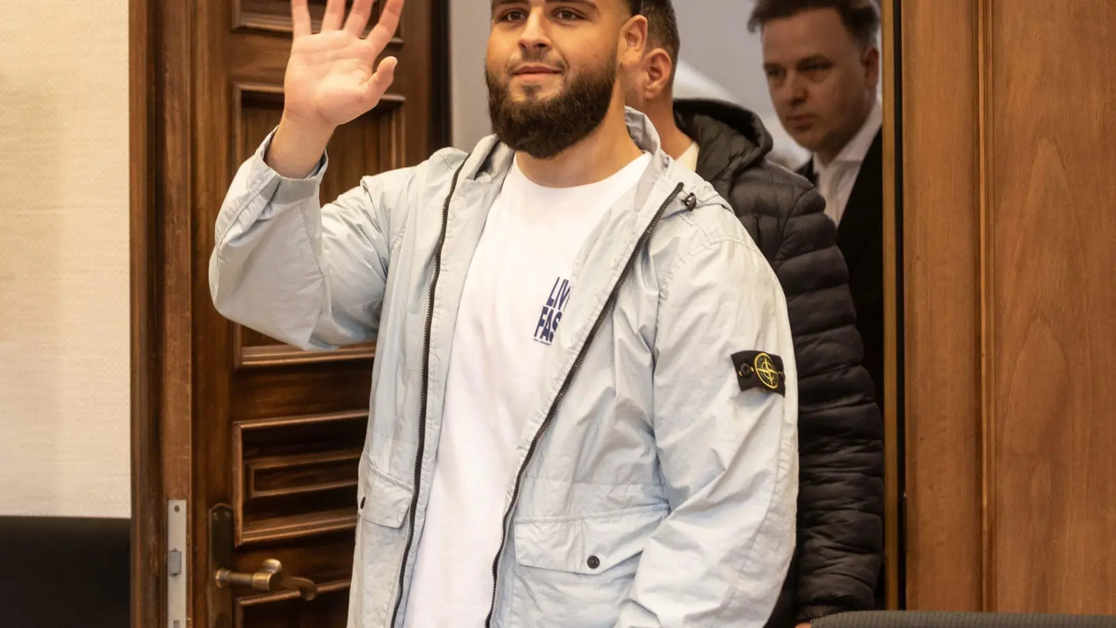 Nach einem milden Urteil im Strafprozess muss der Rapper nun noch in Ordnungshaft (Archivbild) (Foto: Dieter Menne/dpa)