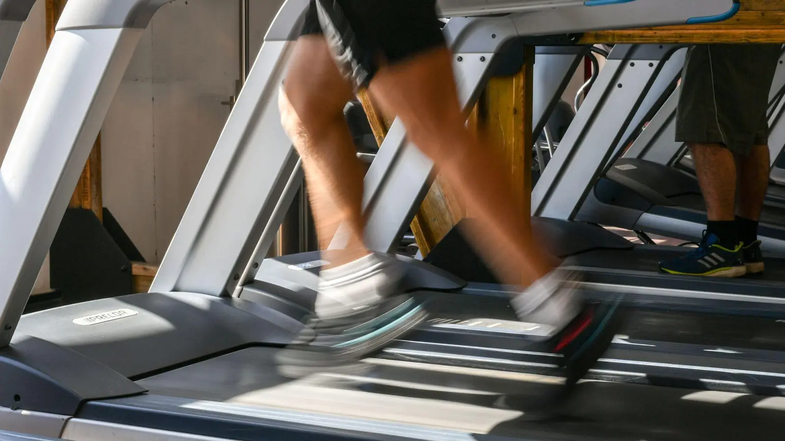 Genug Sport gemacht? Wer seinen Fitnessstudiovertrag kündigen möchte, muss sich an die geltenden Fristen halten. (Foto: Jens Kalaene/dpa-Zentralbild/dpa)