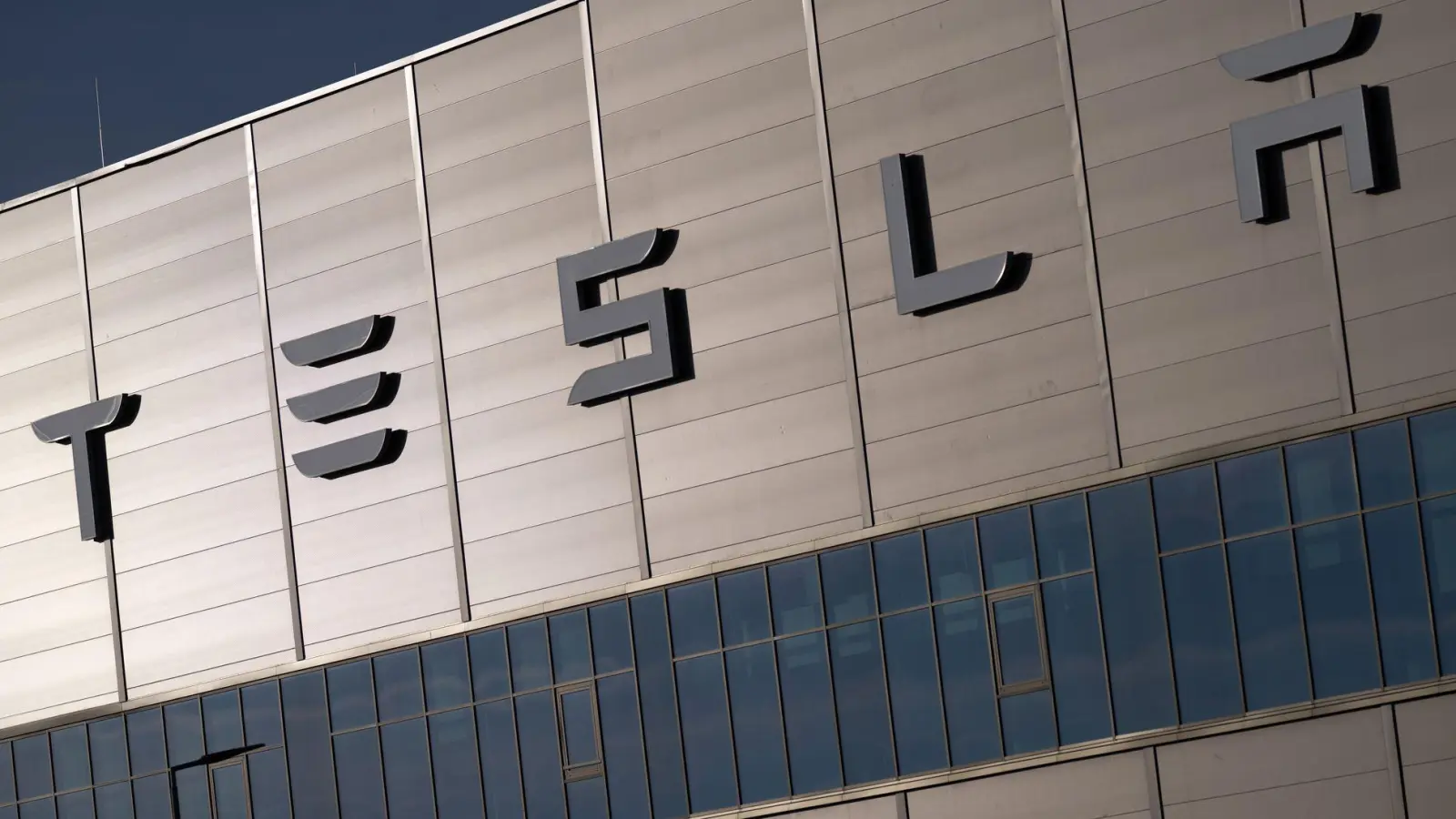 Der Werksleiter der Tesla-Fabrik in Grünheide, André Thierig, zeigt sich zuversichtlich für das Jahr 2026. (Archivbild) (Foto: Sebastian Gollnow/dpa)