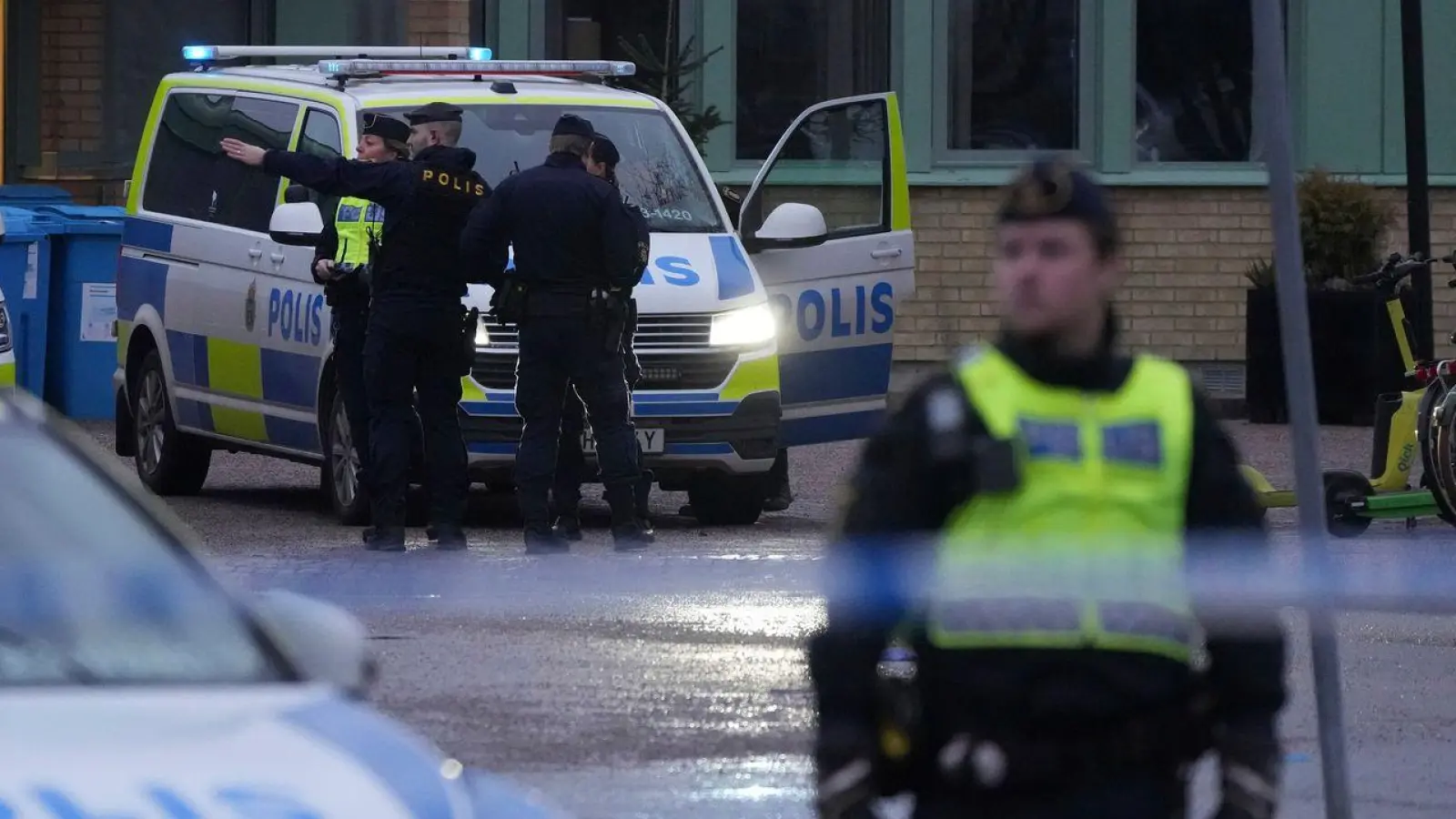 Die Polizei fand den mutmaßlichen Täter tot vor. (Foto: Sergei Grits/AP/dpa)