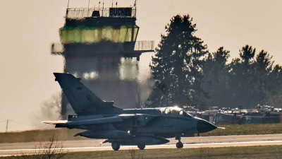 Zeichen des Zusammenhalts: Die Luftwaffe verlegt für die Nato-Übung drei Tornados nach Italien. (Archivbild) (Foto: Thomas Frey/dpa)