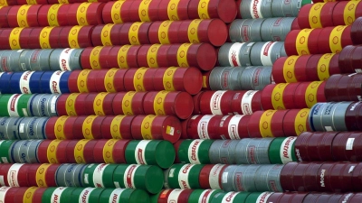 Ölfässer im Hamburger Hafen (Archivbild). Hohe Energiepreise bremsen die Wirtschaft aus. (Foto: Kay Nietfeld/dpa)