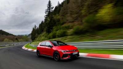 Sportlicher Jubiläums-GTI: Der Golf GTI Edition 50 hat mehr Leistung und Track-Tuning. Das Performance-Paket macht ihn rennstreckentauglich – kostet aber extra. (Foto: Gruppe C Photography/Volkswagen AG/dpa-tmn)