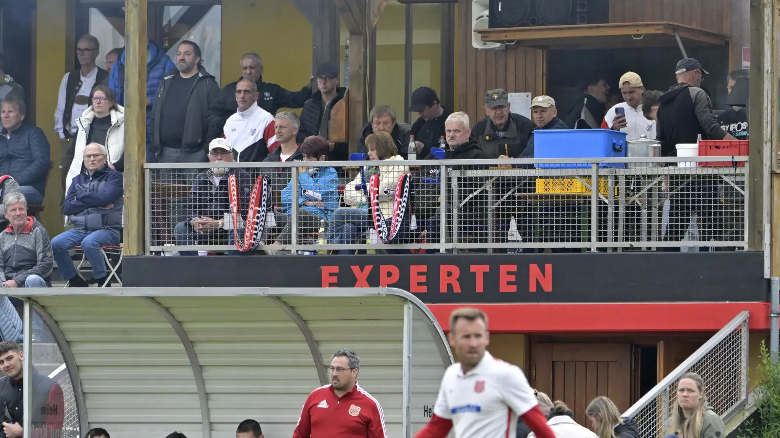 Zunächst in die Kreisliga zum FC Dombühl. Dort gibt es eine Loge für die Experten. Die sahen die Heimelf mit 2:3 gegen den SV Losaurach verlieren. Dadurch wurde der FC/DJK Burgoberbach, der am Tag zuvor sein Spiel gewonnen hatte, Meister der Kreisliga.  (Foto: Martin Rügner)