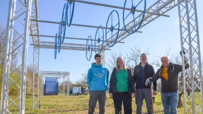 Bauen den Parcours in Uffenheim derzeit auf und freuen sich schon auf die Bayerische Meisterschaft (von links): Kilian Fink, Anne Fink, Jürgen Wiesenthal und Wolfgang Fink. (Foto: Johannes Zimmermann)
