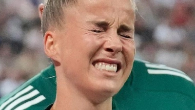 Giulia Gwinn hat sich beim EM-Auftakt schwer verletzt.  (Foto: Martin Meissner/AP/dpa)
