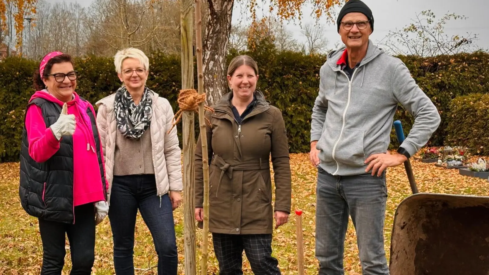 Bei der Baumpflanzaktion letzten Herbst sind Heidi Ebersberger, Sonja Würschinger, Pfarrerin Simone Sippel und Umweltbeauftragter Willi Schwab dabei gewesen. (Foto: Kerstin Hausleitner)