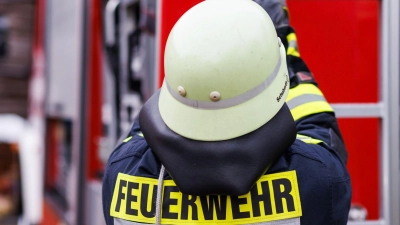 Feuerwehrleute löschen den Brand. (Symbolbild) (Foto: Philipp von Ditfurth/dpa)