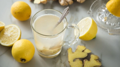 Ingwertee lässt sich pur genießen - oder mit Zitrone aromatisieren. (Foto: Christin Klose/dpa-tmn)