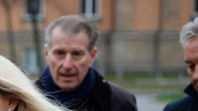 Stephan Hensel (hinten), Ex-Ehemann und Vater der Kinder von C. Block, und seine Frau Astrid Have kommen mit Gerd Uecker (r), Familienanwalt von S. Hensel, zur Fortsetzung des Prozesses. (Foto: Georg Wendt/dpa)