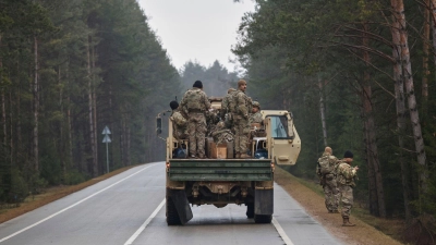 Laut Litauens Armeechef Vaiksnoras ist die Such- und Bergungsaktion technisch sehr komplex und findet in einem Sumpfgebiet statt, das noch trockengelegt wird.  (Foto: Mindaugas Kulbis/AP/dpa)