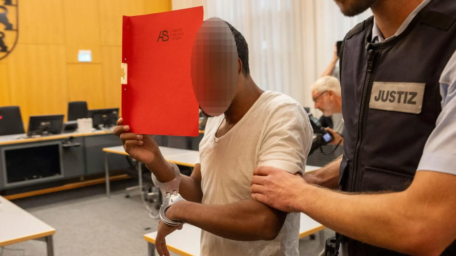 Der Angeklagte hatte den Angestellten eines Elektrofachmarktes aus dem Nichts heraus angegriffen. (Archivfoto) (Foto: Stefan Puchner/dpa)