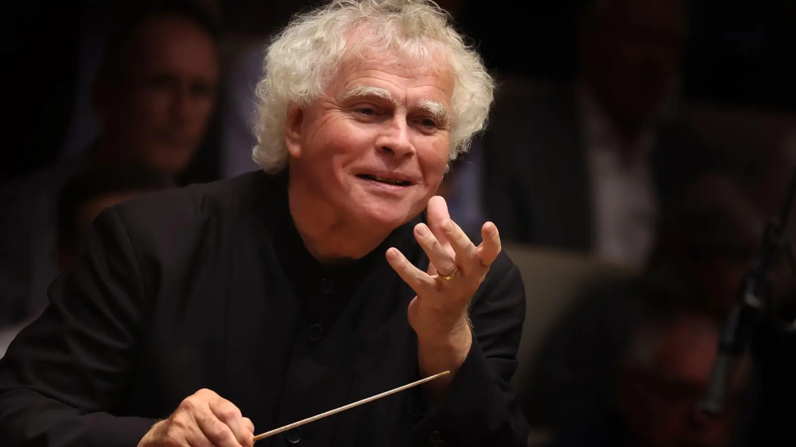 Sir Simon Rattle will das Preisgeld für den Siemens Musikpreis in ein Orchesterprojekt stecken. (Foto: Karl-Josef Hildenbrand/dpa)