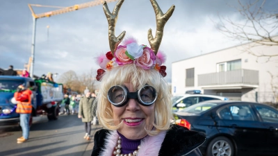 Durch die Straßen von Markt Erlbach rollte ein bunter Faschingsumzug mit kreativen Kostümen, schrillen Wagen und bester Partylaune. (Foto: Mirko Fryska)