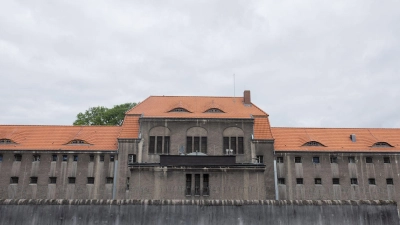 In der JVA Willich 1 wird gegen Vollzugsbeamte ermittelt. (Archivbild)  (Foto: Rolf Vennenbernd/dpa)