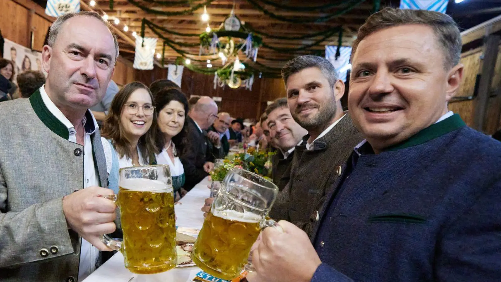 Michael Koller, hier mit seinem Parteichef Hubert Aiwanger, wird Landrat im Berchtesgadener Land. (Archivfoto)   (Foto: Tobias C. Köhler/dpa)
