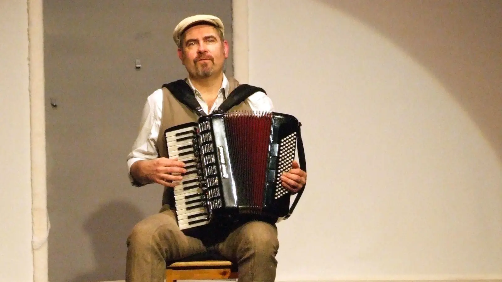 Ein Mann und sein Akkordeon: Andreas Harwath begeisterte mit seinem Soloprogramm. (Foto: Jasmin Kiendl)