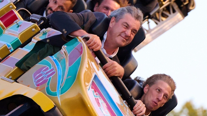 Markus Söder und Dominik Krause feiern Münchens Nominierung als deutscher Olympia-Bewerber auf dem Oktoberfest.   (Foto: Sven Hoppe/dpa)
