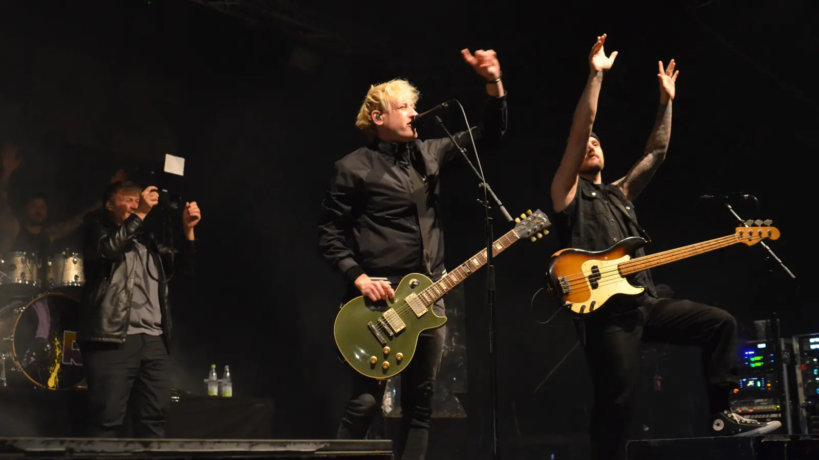 „Ab jetzt hab‘ ich Glück für immer!“ heißt es in einem Rogers-Song. Allem, was ihn runterzieht, zeigt Chri den Mittelfinger. (Foto: Yvonne Neckermann)