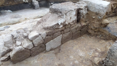 Reste eines etwa 2500 Jahre alten Tempels und Artefakte einer großen Seeschlacht haben Archäologen in Süditalien bei Ausgrabungen in Velia, das in der Antike Elea geheißen hat, freigelegt. (Foto: -/Parco Archeologico Paestum e Velia/ANSA/dpa)