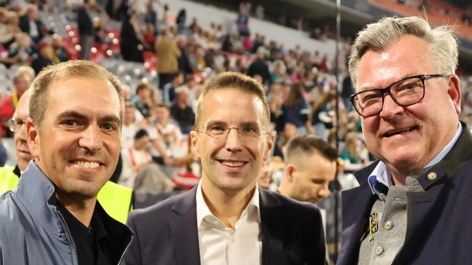 Philipp Lahm (l) wirbt für ein wertschätzendes Miteinander. (Foto: Christian Charisius/dpa)