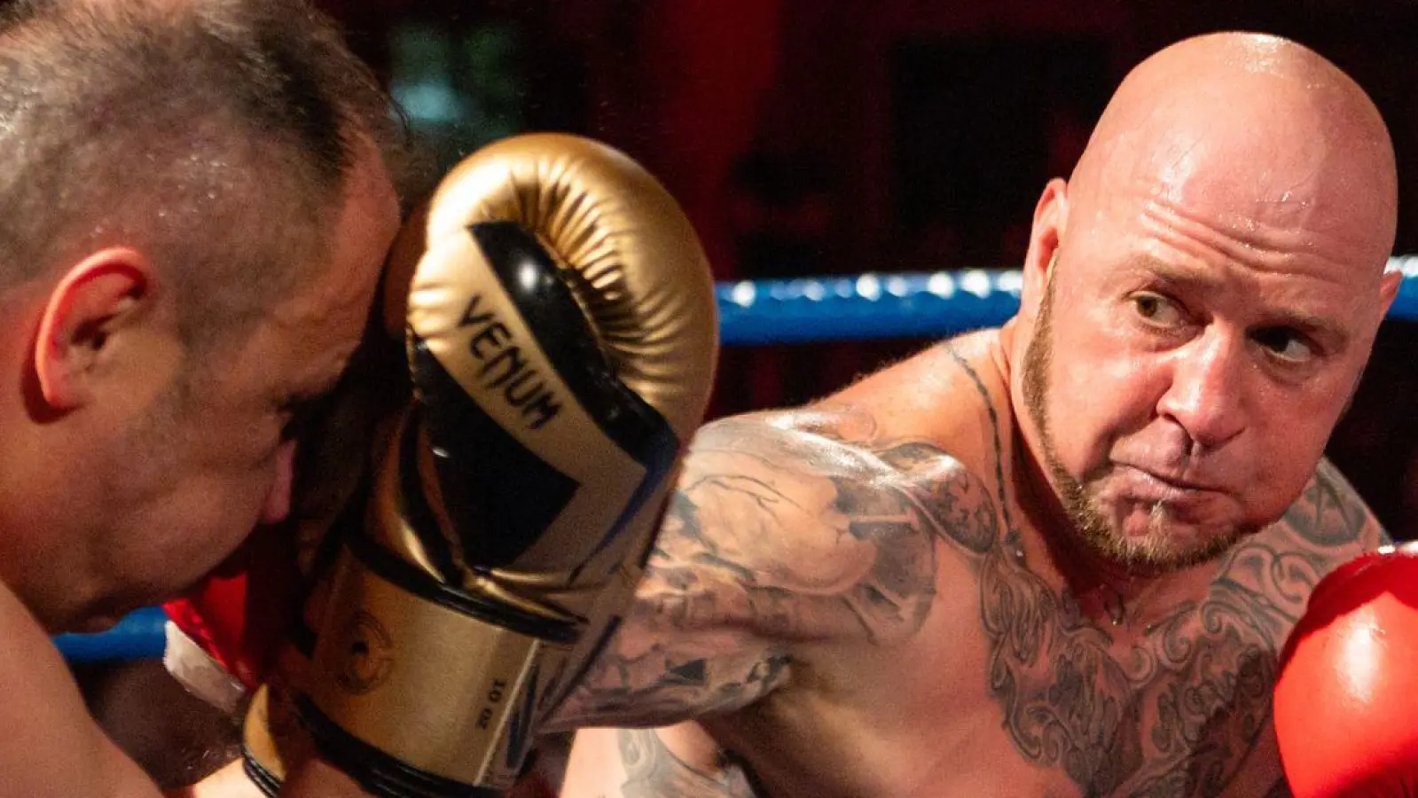 Die Amateurboxer Daniel Bertz (r) gewinnt für Thüringen gegen Hasan Arli für Nürnberg bei dem Show-Boxkampf.  (Foto: Michael Reichel/dpa)