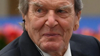 Alt-Bundeskanzler Schröder saß bei der Veranstaltung in der ersten Reihe.   (Foto: Johannes Neudecker/dpa)