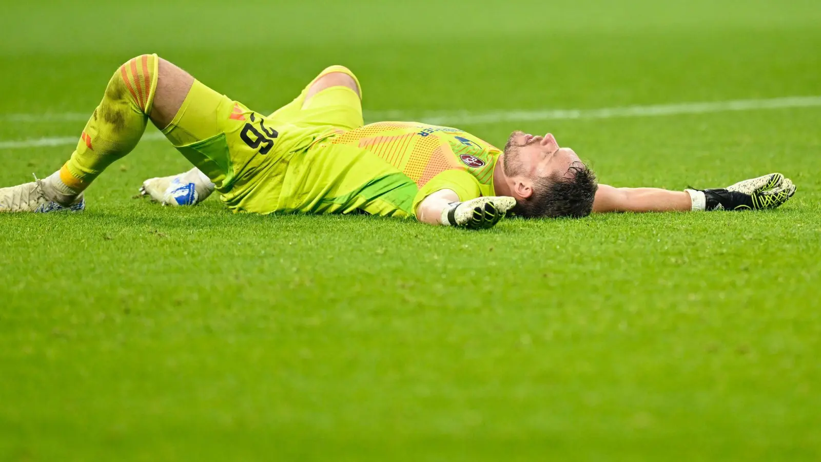 Nürnbergs Torwart Christian Mathenia nach dem Pokal-Aus. (Foto: Uwe Anspach/dpa)