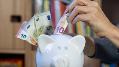 Zinsen für Tages- und Festgeld sind im Schnitt weiter gesunken (Symbolbild) (Foto: Hendrik Schmidt/dpa)