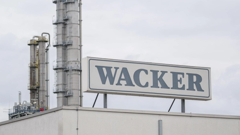 Wacker Chemie hat zu kämpfen, doch in diesem Jahr helfen Sondereffekte. (Archiv) (Foto: Robert Michael/dpa)