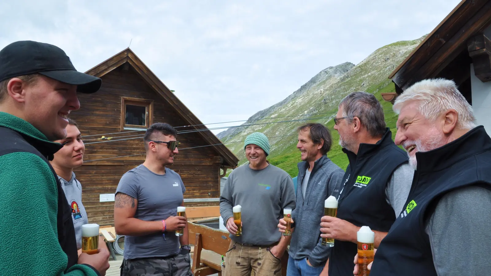 Aus Arbeit wurde Freundschaft: Vertreter der Sektion trinken ihr vorerst letztes Bier mit zwei Elektrikern aus Tirol. Die gemeinsame Zeit auf der Hütte hat sie zusammengeschweißt.  (Foto: Jonas Volland)