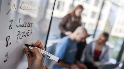 Ein Ergebnis der Untersuchung: Aktuelle und frühere Studenten gründen in vielen anderen europäischen Ländern eher ein Unternehmen als in Deutschland. (Symbolbild) (Foto: Oliver Berg/dpa)