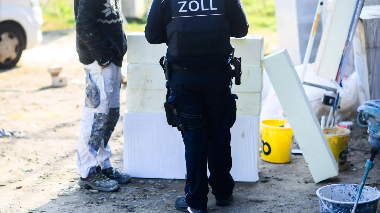 Die Steuer- und Abgabenlast sind aus Sicht von Experten der Hauptgrund dafür, dass Schwarzarbeit für viele Menschen in Deutschland attraktiv ist. (Foto: Julian Stratenschulte/dpa)