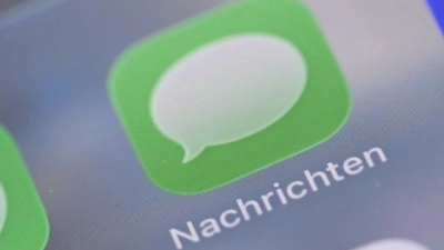 Was tun - eine SMS schicken oder doch lieber einen Chatdienst nutzen?  (Foto: Wolf von Dewitz/dpa)