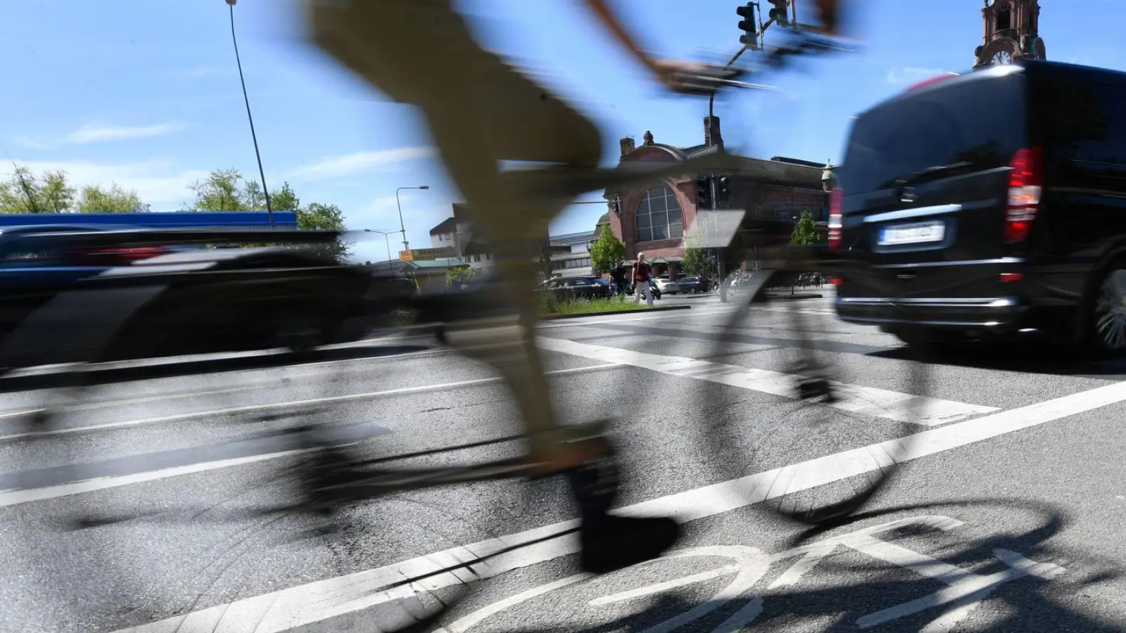 Eher Kleinkraftrad als Fahrrad: Ein 48-Jähriger hatte sein Zweirad mutmaßlich so sehr verändert, dass es nach ersten Messungen der Polizei 62,2 Kilometer pro Stunde schnell werden kann. Nicht ganz unerheblich dafür ist ein an dem Rad verbauter Gasdrehgriff. (Symbolbild: Arne Dedert/dpa/dpa-tmn)