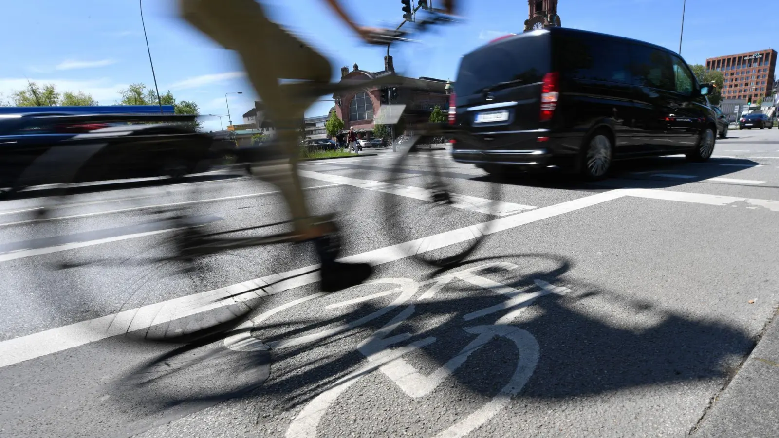 Gegenseitige Rücksichtnahme und Umsicht sollten selbstverständlich sein: Doch ist eine Unachtsamkeit gleich eine Rücksichtslosigkeit? (Foto: Arne Dedert/dpa/dpa-tmn)