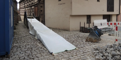 Wie eine Rampe zum Seiteneingang der Stadthalle Kasten aussehen könnte, sollte diese Konstruktion veranschaulichen. Am Donnerstag war sie vorübergehend aufgebaut. (Foto: Peter Zumach)
