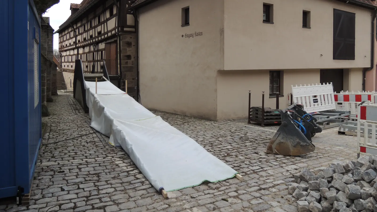Wie eine Rampe zum Seiteneingang der Stadthalle Kasten aussehen könnte, sollte diese Konstruktion veranschaulichen. Am Donnerstag war sie vorübergehend aufgebaut. (Foto: Peter Zumach)