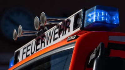 Die örtlichen freiwilligen Feuerwehren reinigten die verschmutzte Fahrbahn. (Symbolbild) (Foto: Marijan Murat/dpa)