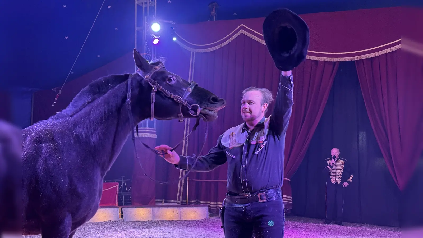 Der Zirkus Henry gastiert aktuell in Elpersdorf (Ansbach). Mit Akrobatik und Lichtershow zogen die Artisten die Zuschauer in den Bann. (Foto: Lara Hausleitner)