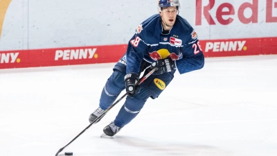 Frank Mauer von München spielt den Puck. (Foto: Matthias Balk/dpa)