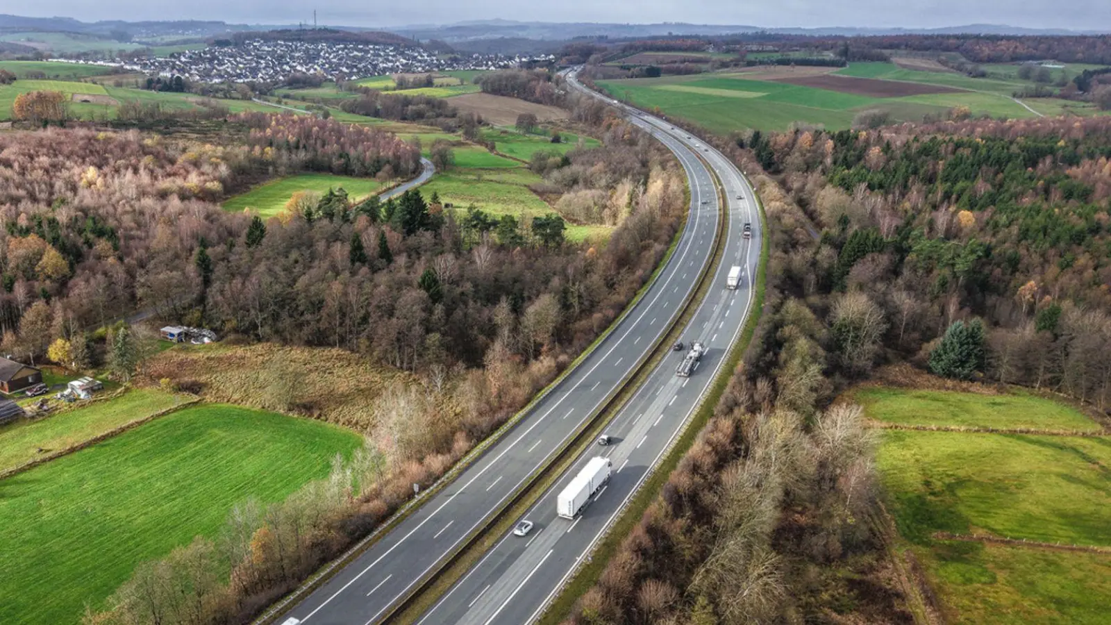 Blick auf die Autobahn 45 in der Nähe von Olpe, wo die Hände gefunden wurden. (Archivbild) (Foto: Alex Talash/dpa)