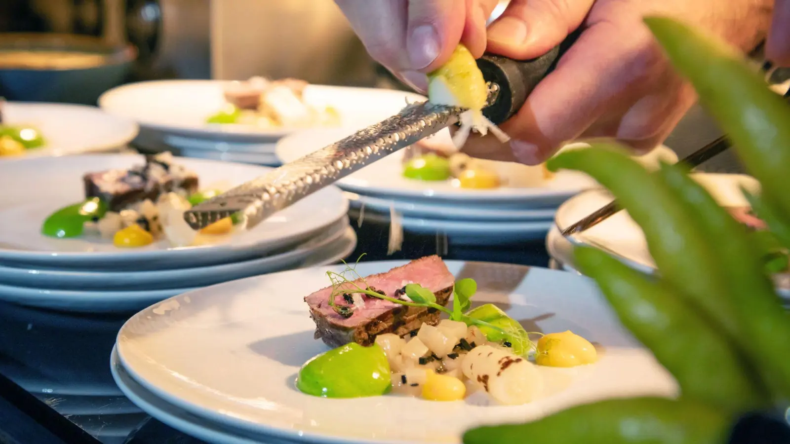 Um den Teller zusätzlich zu dekorieren, funktionieren Zitronenzesten wunderbar. Es können aber auch gehackte Nüsse, gehobelter Parmesan, grobes Meersalz oder gemahlener Pfeffer sein.  (Foto: Christin Klose/dpa-tmn)