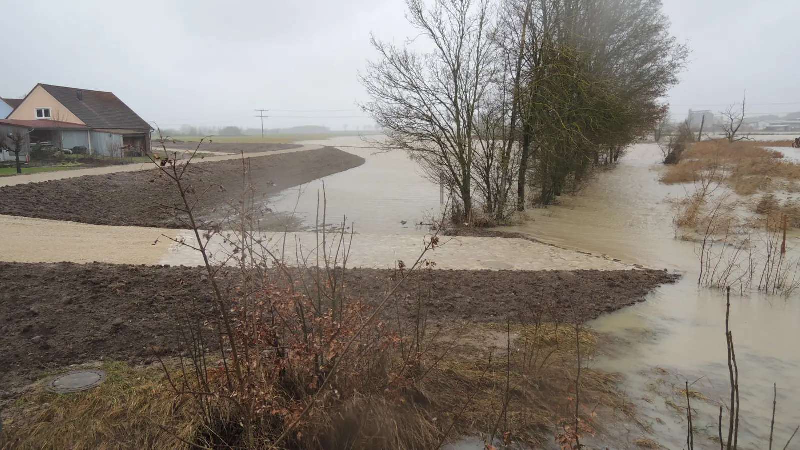 Bei Stegbruck lässt die Stadt Herrieden in Kooperation mit dem Wasserwirtschaftsamt eine aufwendige Hochwasserschutzanlage bauen. Nun hat sich das Wasser bis zur Basis des Deichs ausgebreitet. (Foto: Peter Zumach)