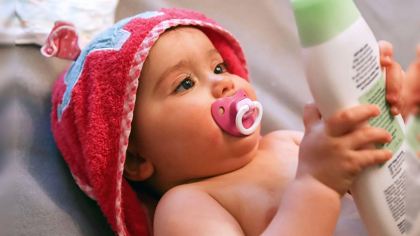 Zarte Babyhaut ohne Paraffine: 19 von 26 getesteten Babypflegecremes bekamen von der „Öko-Test“ die Note „sehr gut“. (Foto: Mascha Brichta/dpa-tmn)