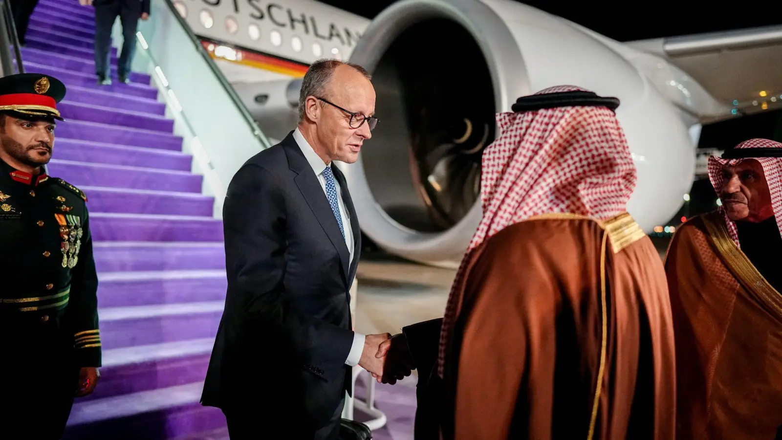 Erste Station der Kanzler-Reise durch die Golfregion ist Saudi-Arabien. (Foto: Kay Nietfeld/dpa)